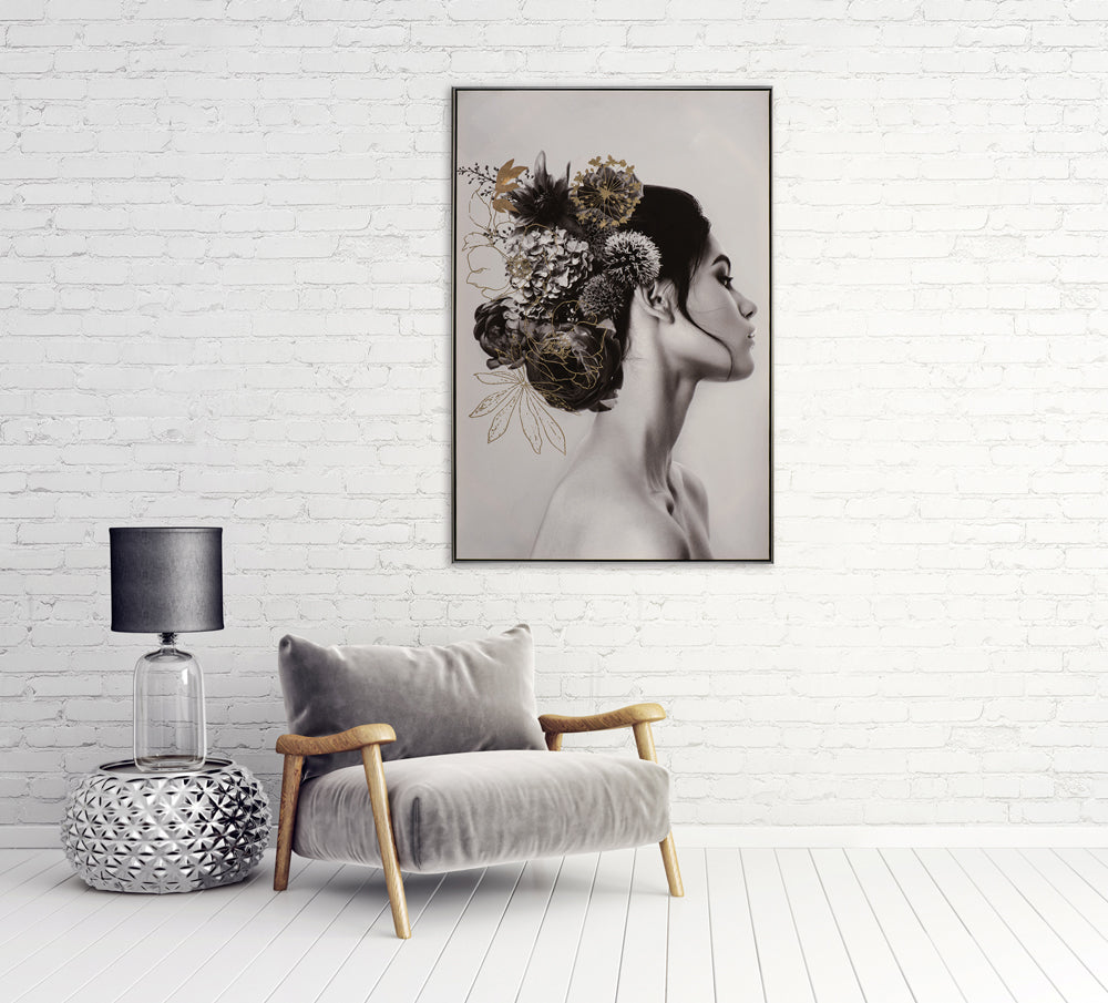 Dame mit schwarzem Haar und Blumen