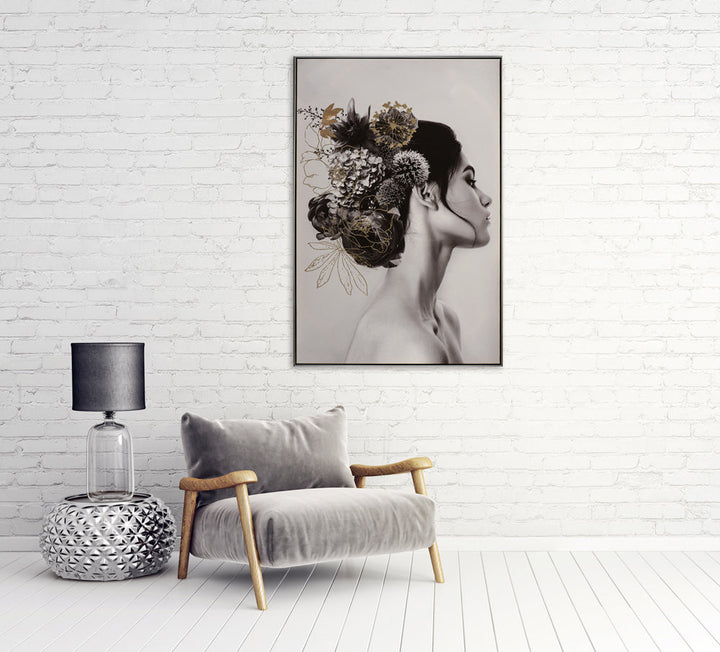 Dame mit schwarzem Haar und Blumen