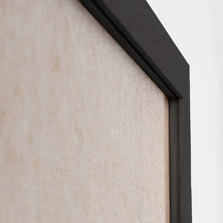 Sacred Silence 2 – Akustikbild aus Filz, Sand/Schwarz, Hochformat