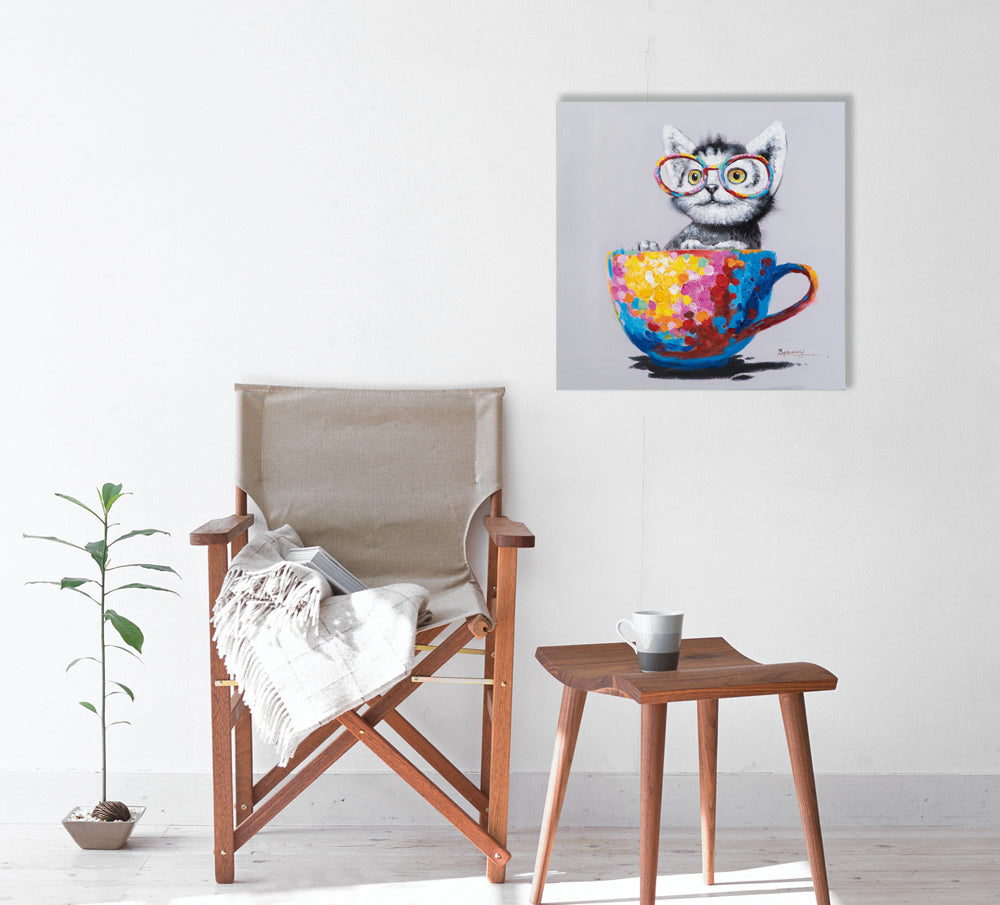 Katze in bunter Tasse