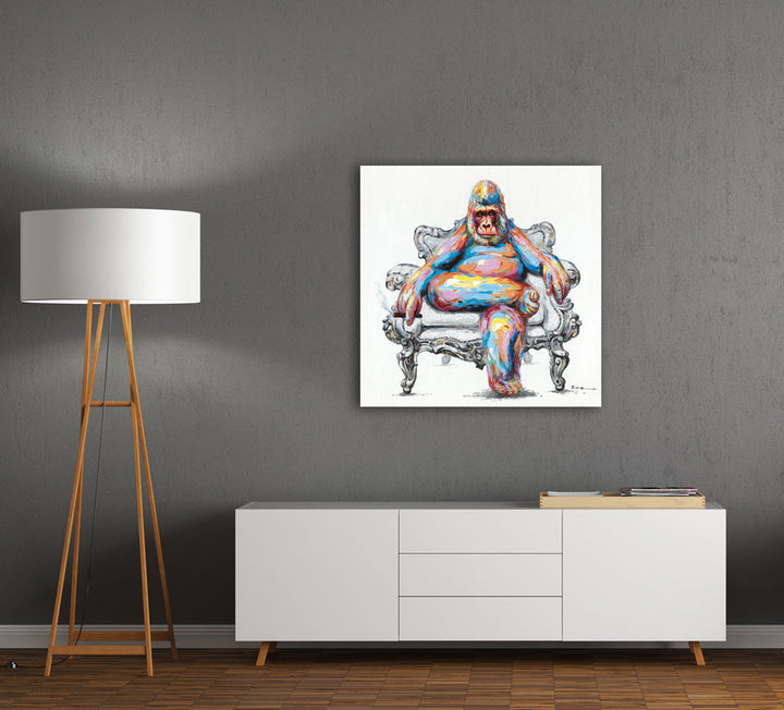 Bunter Gorilla im Sessel