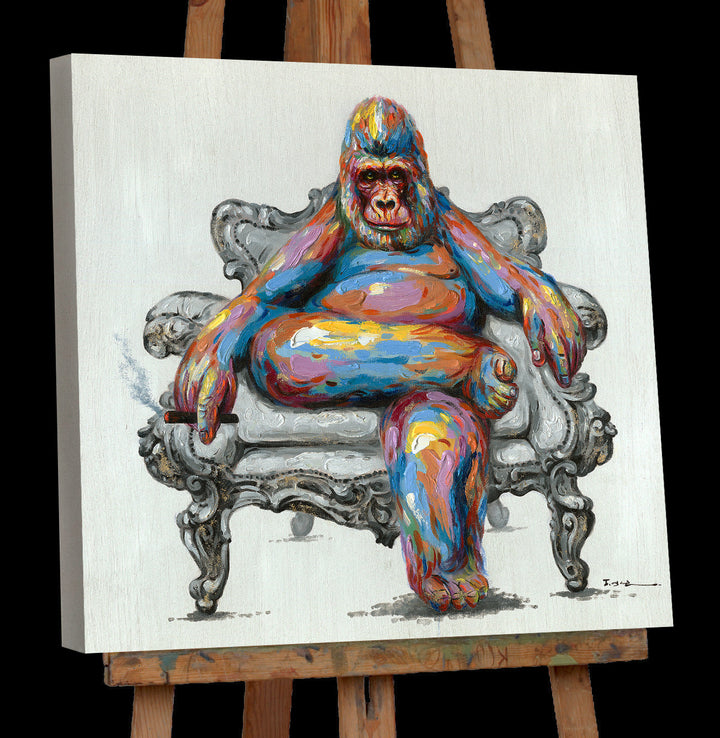 Bunter Gorilla im Sessel