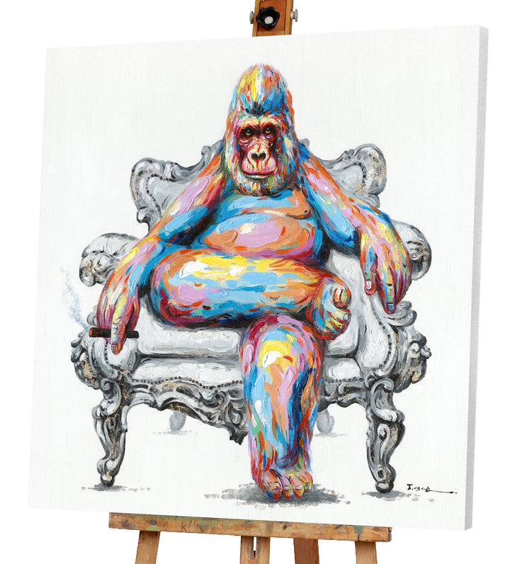 Bunter Gorilla im Sessel