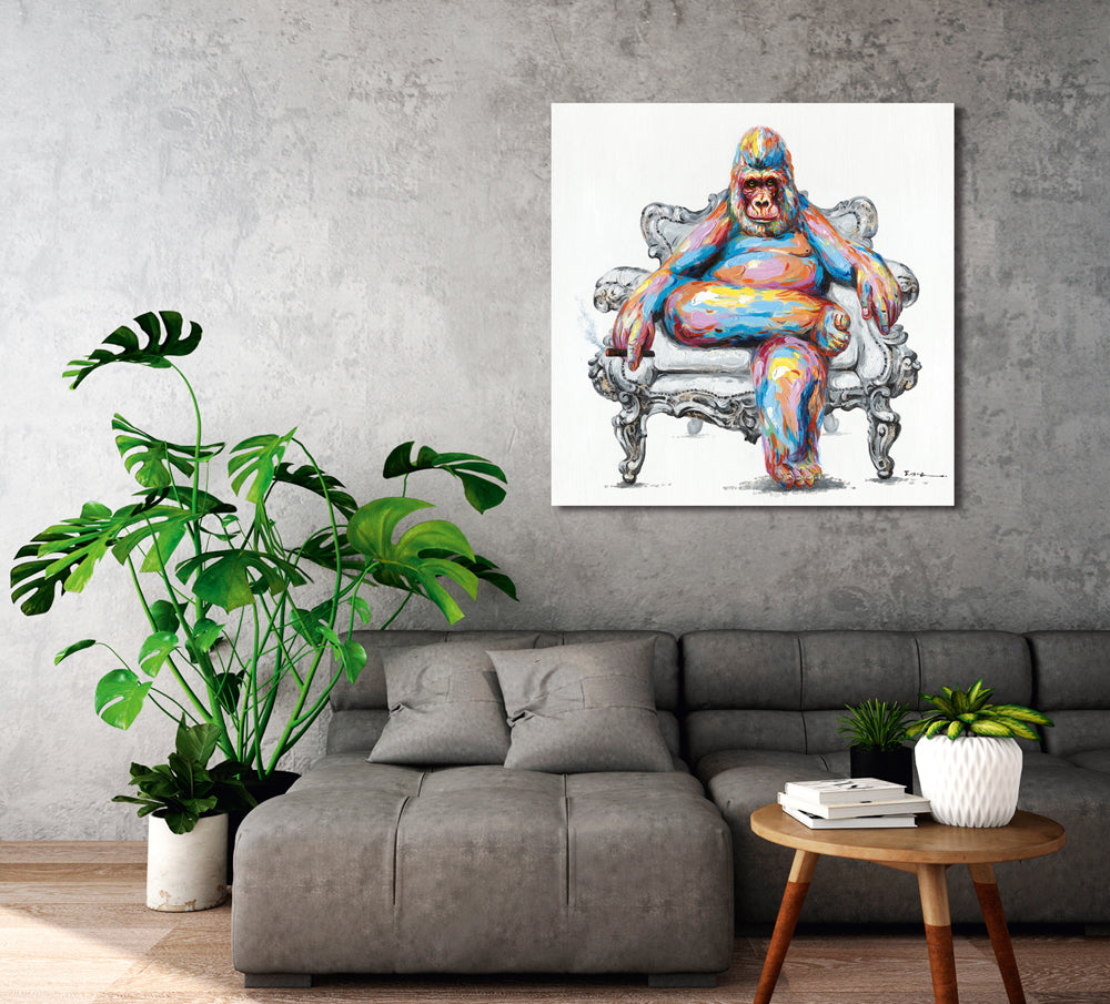 Bunter Gorilla im Sessel