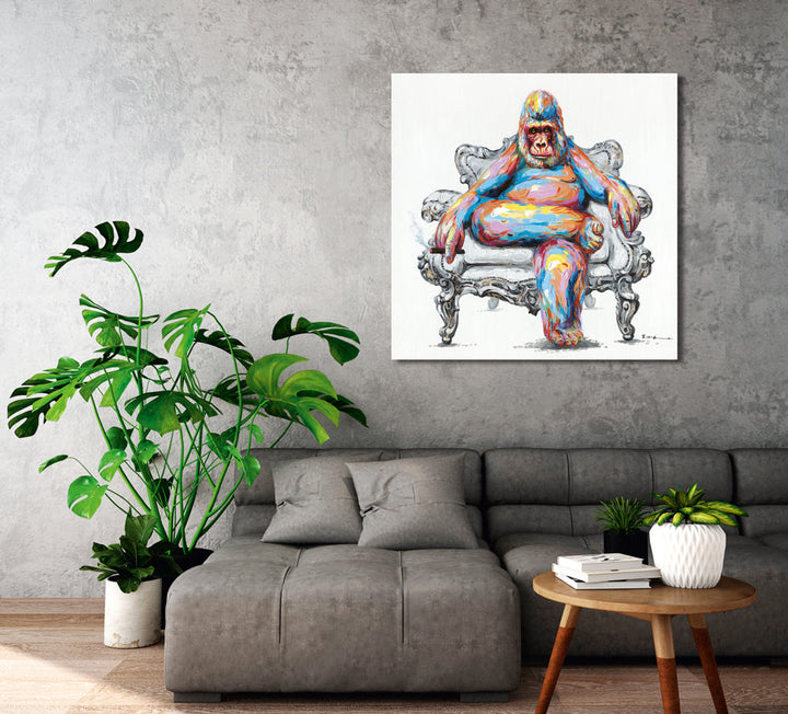 Bunter Gorilla im Sessel