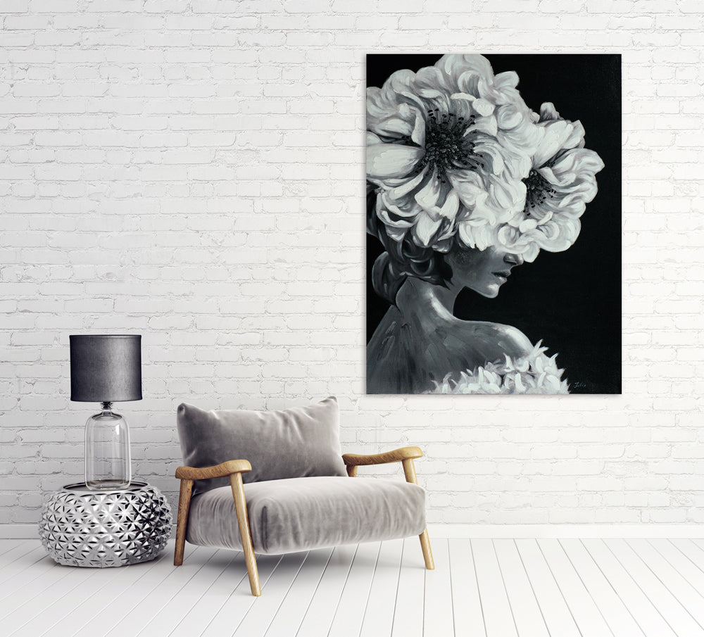 Lady mit Blumen in schwarz weiß