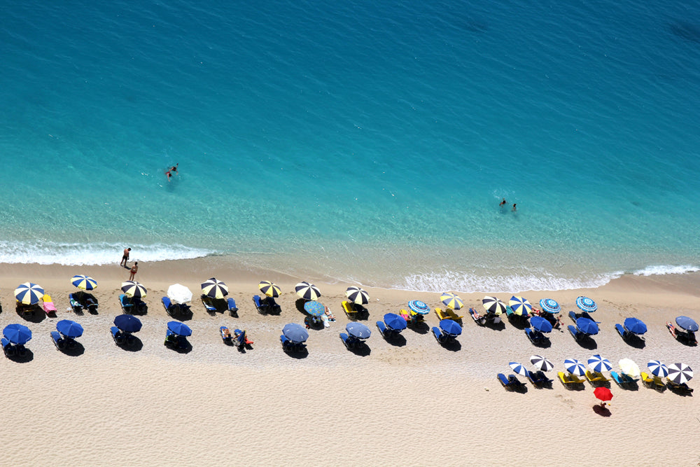 Akustikbild Slim Sonnenschirme am Strand (80 x 120 cm) – Handveredelter Kunstdruck auf Leinwand
