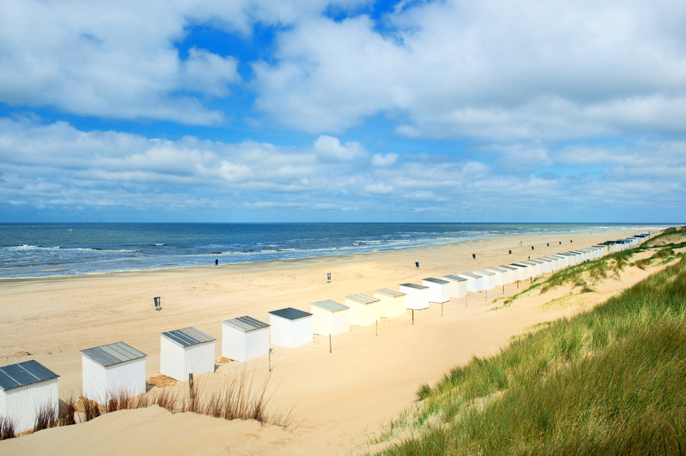 Akustikbild Slim Strandhäuser von oben (80 x 120 cm) – Handveredelter Kunstdruck auf Leinwand