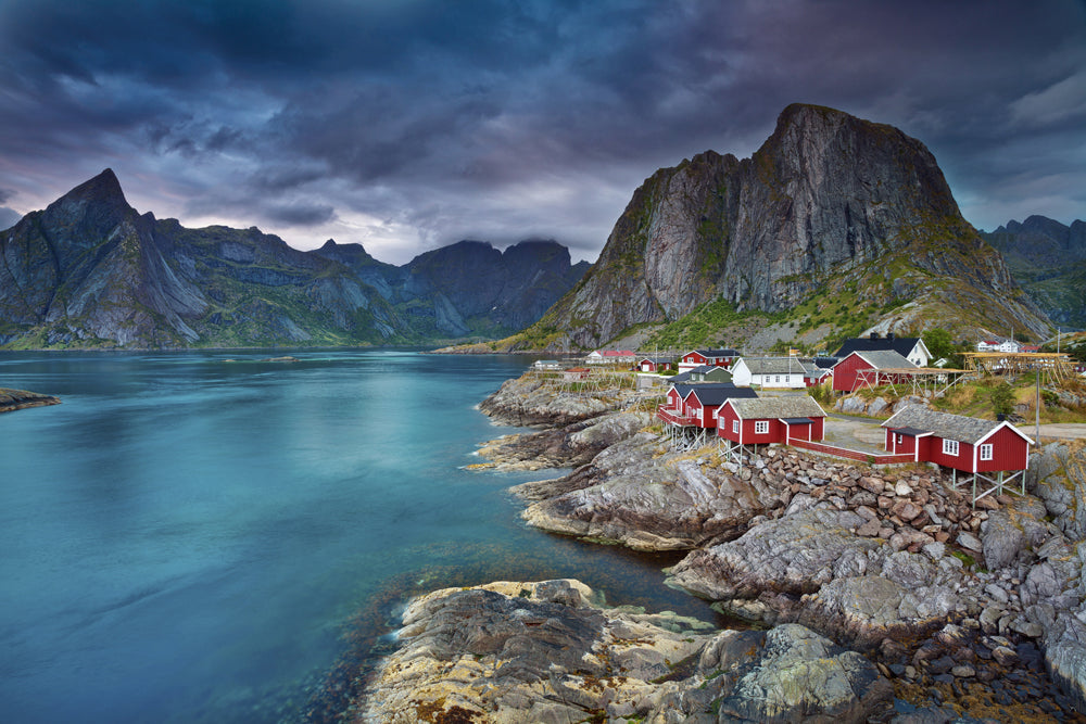 Akustikbild Slim Skandinavisches Dorf am Fjord 1 (80 x 120 cm) – Handveredelter Kunstdruck auf Leinwand