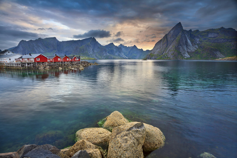 Akustikbild Slim Skandinavisches Dorf am Fjord 2 (80 x 120 cm) – Handveredelter Kunstdruck auf Leinwand