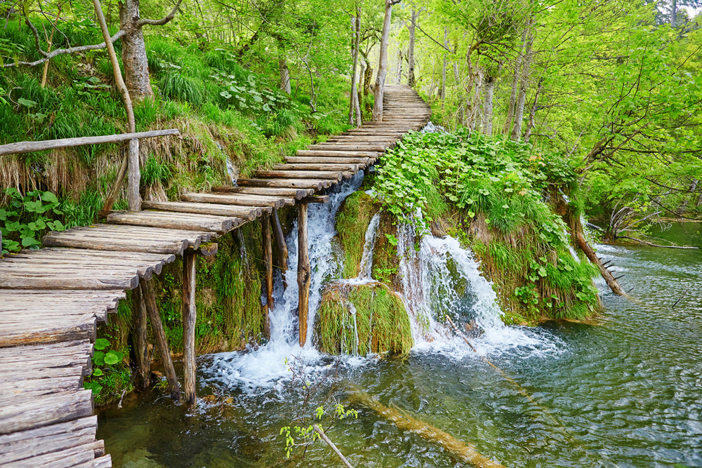 Akustikbild Slim Kleiner Wasserfall im Wald 3 (80 x 120 cm) – Handveredelter Kunstdruck auf Leinwand