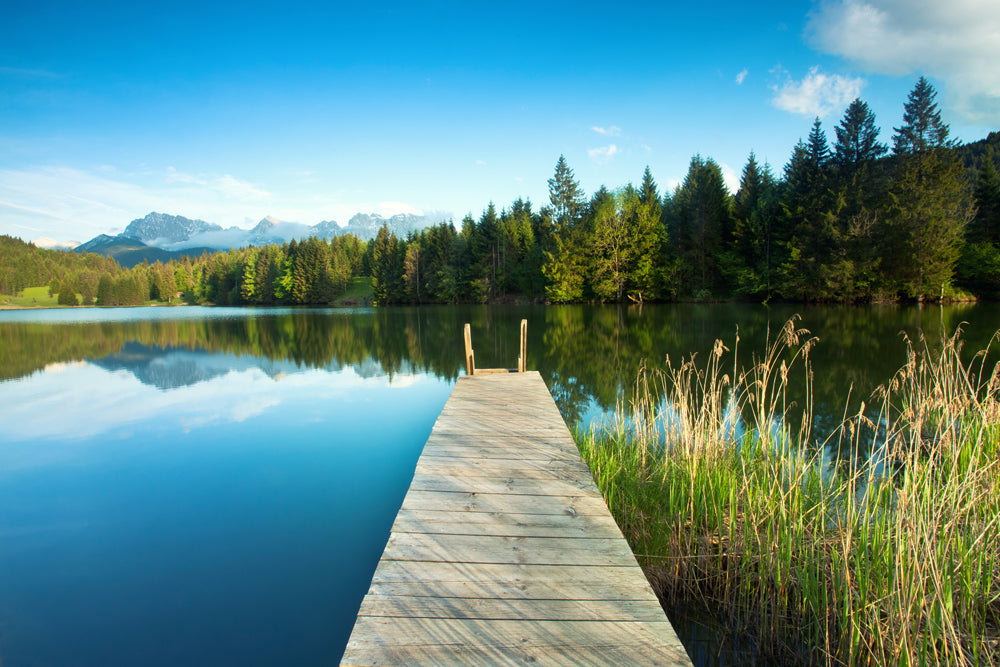 Akustikbild Slim Steg im Bergsee (80 x 120 cm) – Handveredelter Kunstdruck auf Leinwand