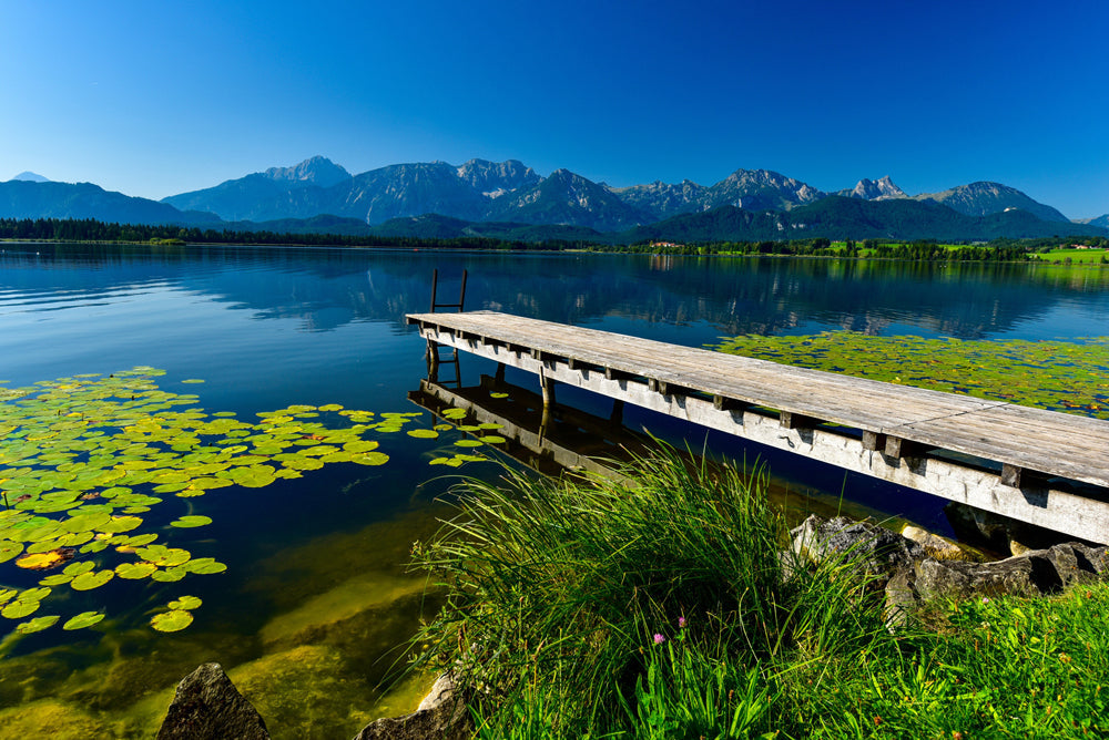 Akustikbild Slim Bergsee mit Steg (80 x 120 cm) – Handveredelter Kunstdruck auf Leinwand