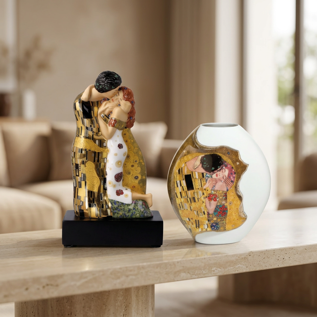 Klimt-Figur und Vase im Wohnzimmer mit unscharfem Hintergrund