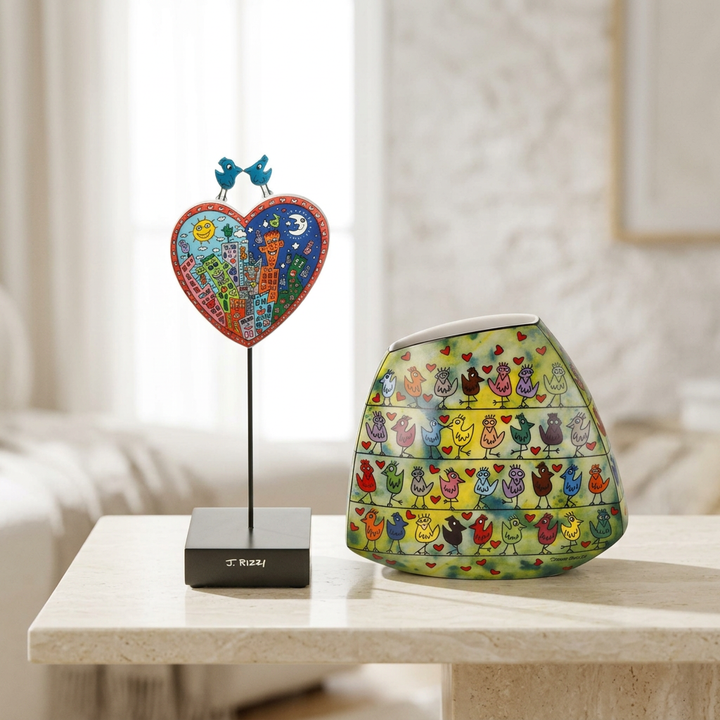 Rizzi-Figur und Vase auf einem Steintisch vor unscharfem Wohnzimmerhintergrund