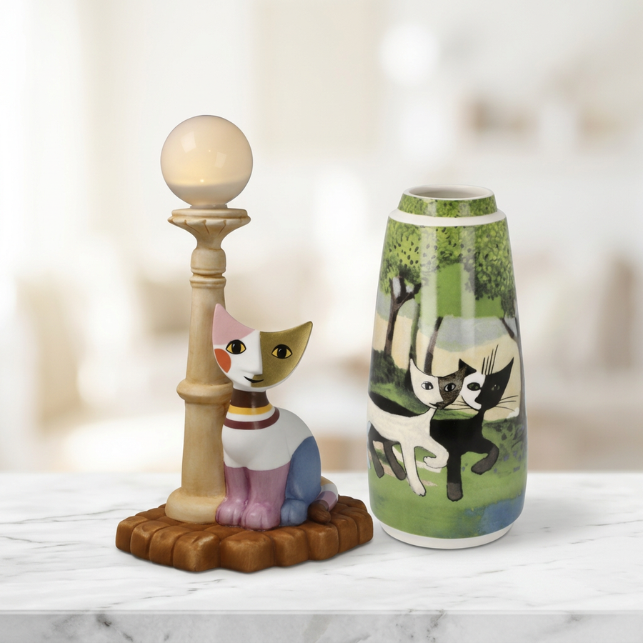 Rosina-Wachtmeister-Set als Packshot auf Marmor mit stark unscharfem Hintergrund