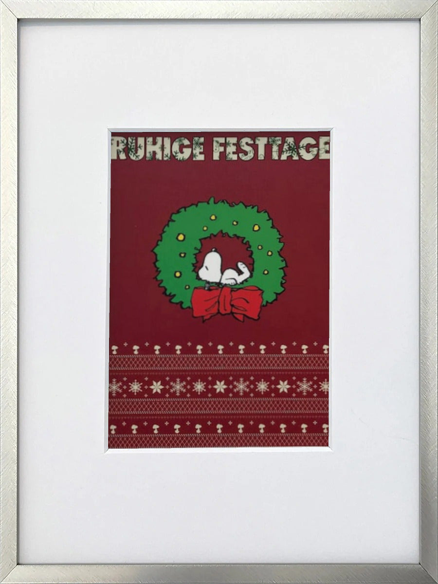 UNICEF-Karte „Ruhige Festtage“ mit Snoopy im Weihnachtskranz als gerahmter Miniprint im silbernen Metallrahmen