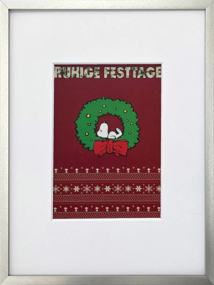 UNICEF-Karte „Ruhige Festtage“ mit Snoopy im Weihnachtskranz als gerahmter Miniprint im silbernen Metallrahmen