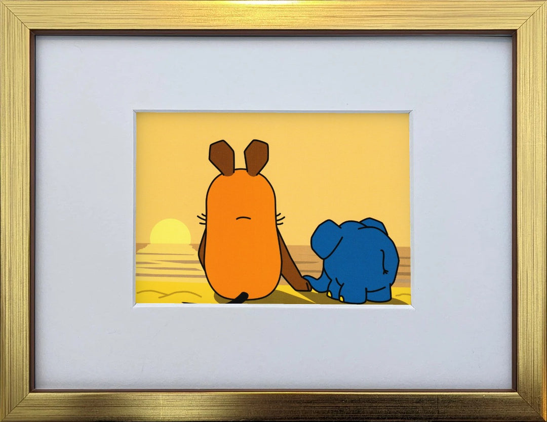 Die Maus „Sonnenuntergang – Maus & Elefant“ als gerahmter Miniprint im goldenen Holzrahmen mit Passepartout