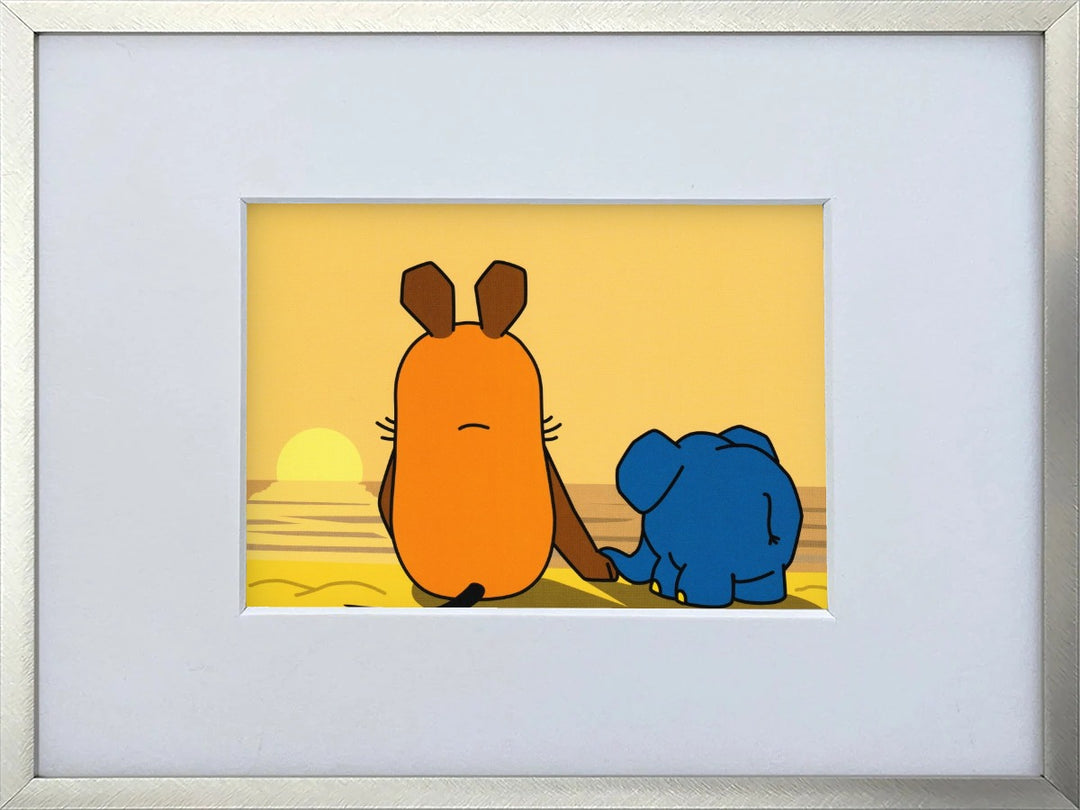 Die Maus „Sonnenuntergang – Maus & Elefant“ als gerahmter Miniprint im silbernen Metallrahmen mit Passepartout