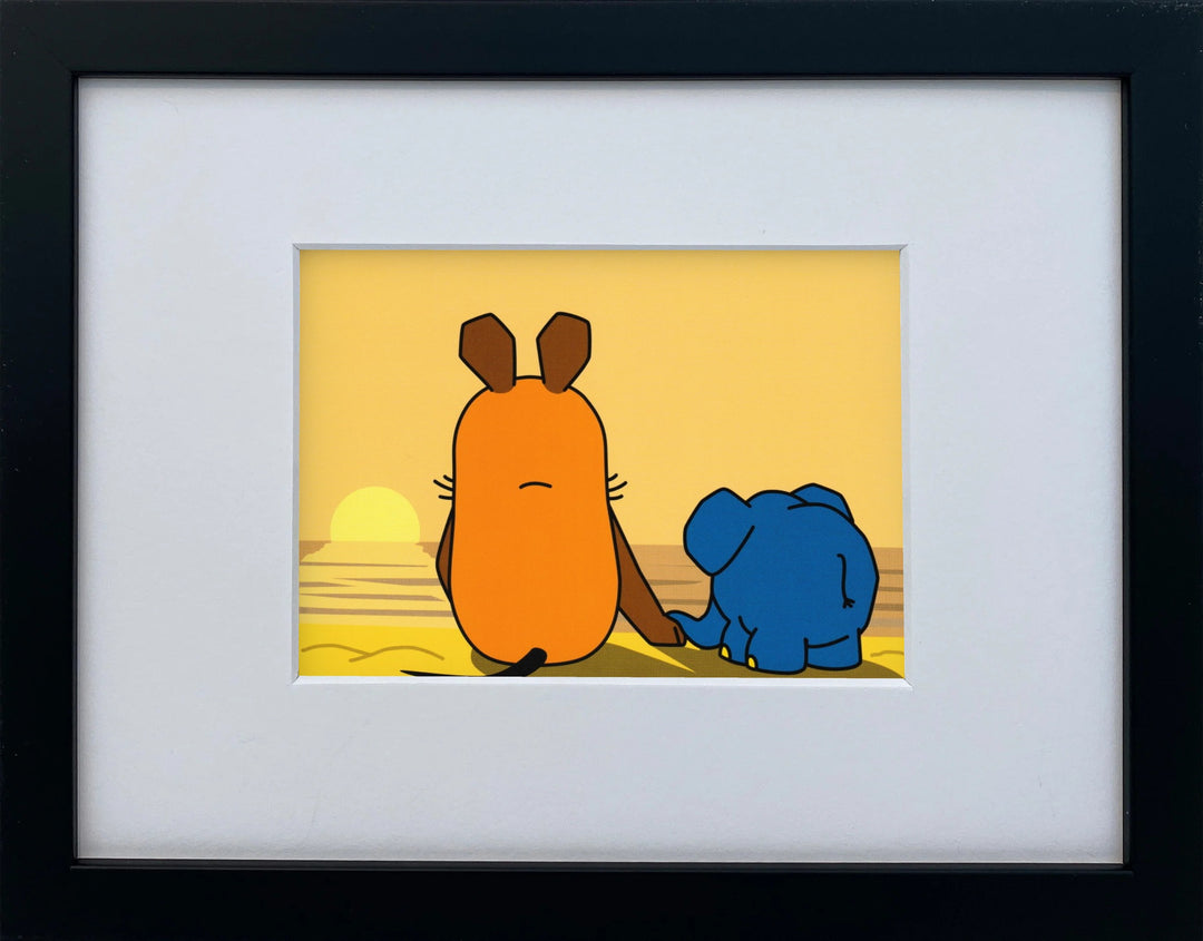 Die Maus „Sonnenuntergang – Maus & Elefant“ als gerahmter Miniprint im schwarzen Holzrahmen mit Passepartout