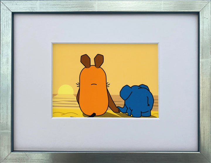 Die Maus „Sonnenuntergang – Maus & Elefant“ als gerahmter Miniprint im silbernen Holzrahmen mit Passepartout