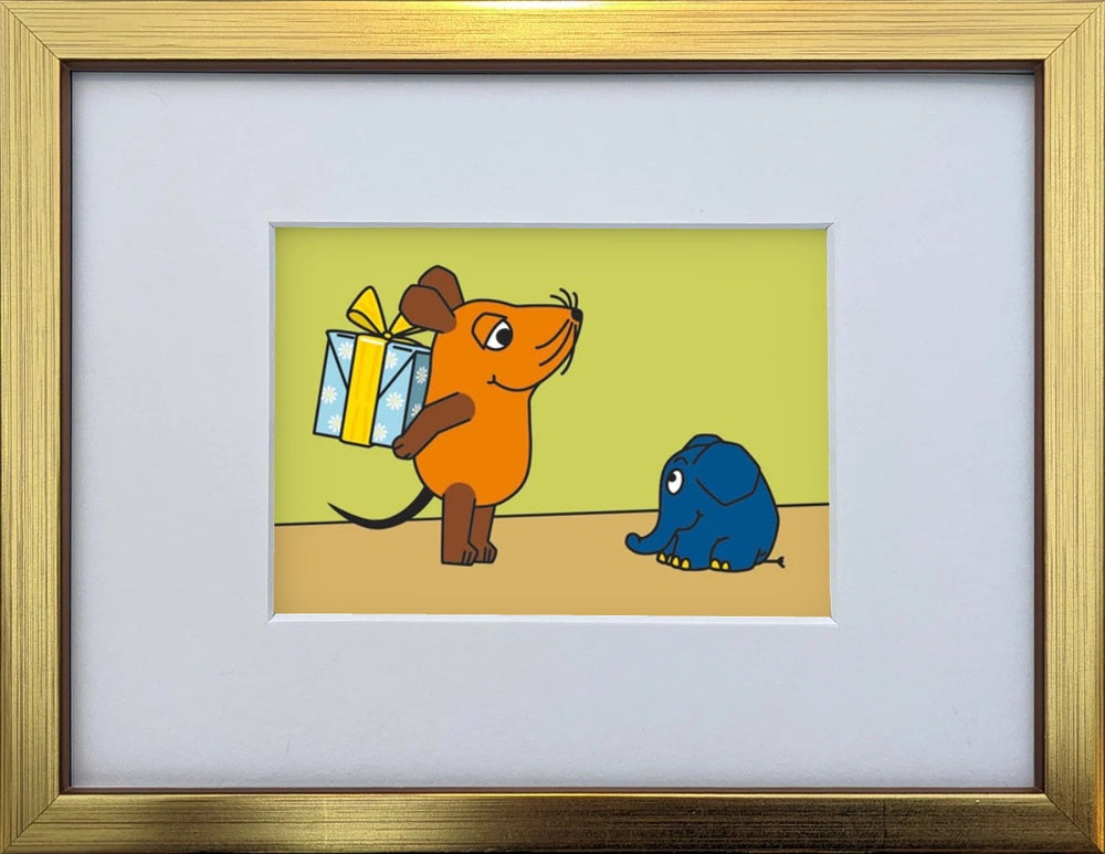 Die Maus „Überraschungspaket“ als gerahmter Miniprint im goldenen Holzrahmen mit Passepartout