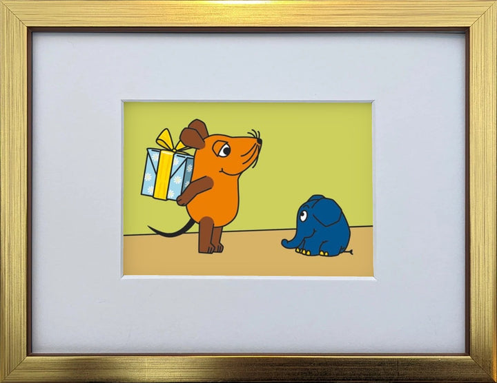Die Maus „Überraschungspaket“ als gerahmter Miniprint im goldenen Holzrahmen mit Passepartout