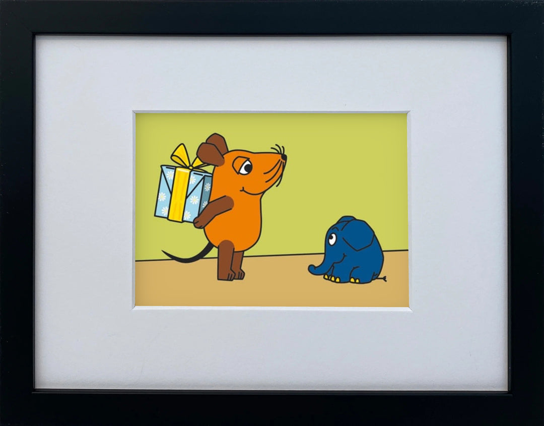 Die Maus „Überraschungspaket“ als gerahmter Miniprint im schwarzen Holzrahmen mit Passepartout