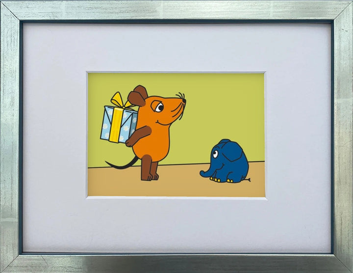Die Maus „Überraschungspaket“ als gerahmter Miniprint im silbernen Holzrahmen mit Passepartout
