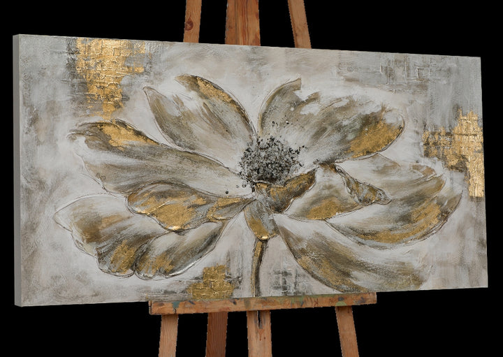 Blume mit goldenen Blättern