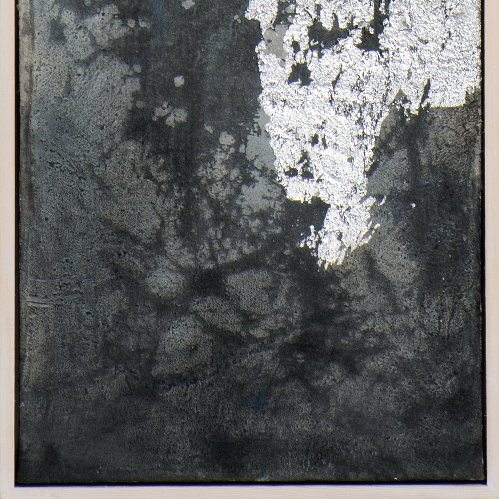 Schlankes Blau setzt Silber in Szene