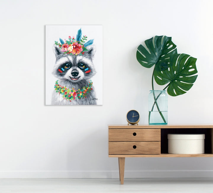 Waschbär mit Blumendekoration